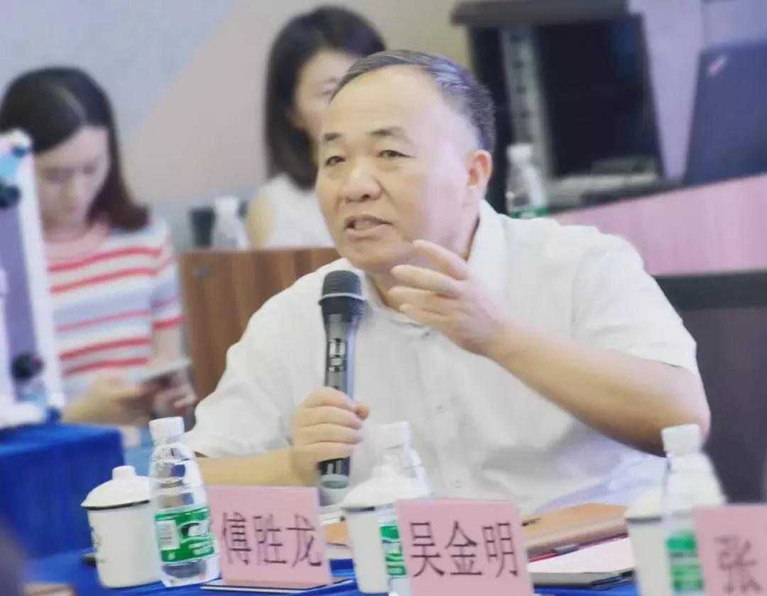 会议由省工商联党组成员,副主席吴曙光主持.